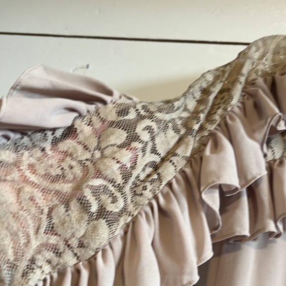 Womens large sheer top with ruffles and lace. - Picture 3 of 3